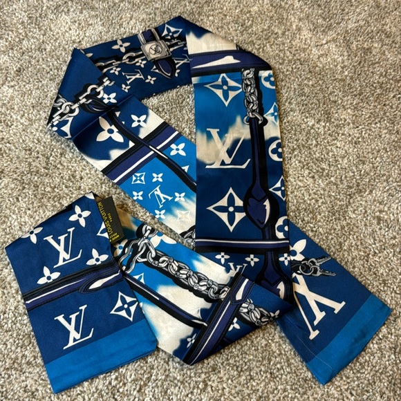 Louis Vuitton Silk Neck Scarf - Picture 1 of 8